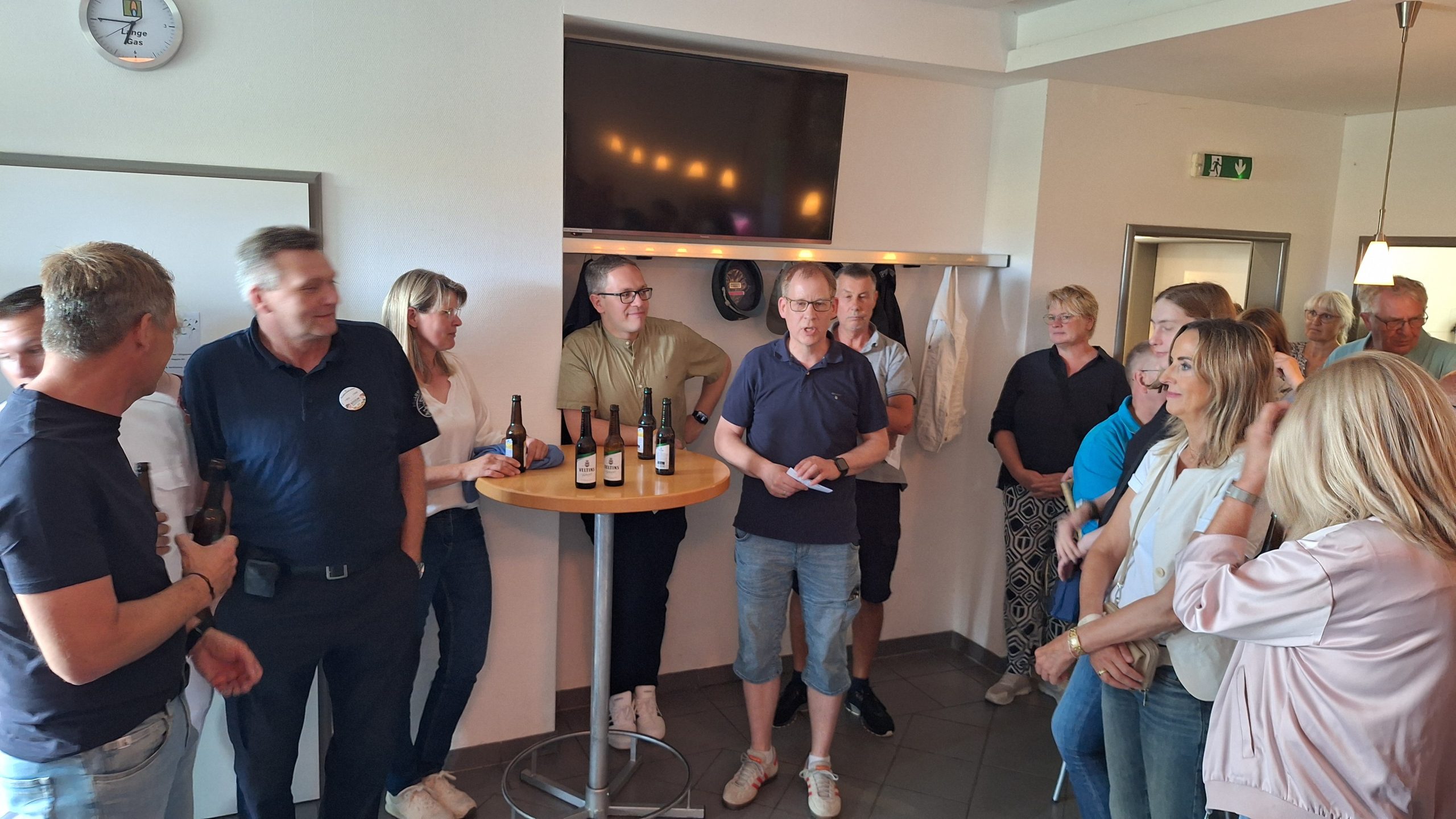 Die Ortsvorsteher von Böckum und Norddorf begrüßen Bürgermeister Henneböhl, Rita Ahle, Ralf Linnebur und Einwohnen der Orte mit ein paar Wortem (das Bild zeigt sie im unterem Thekenraum)